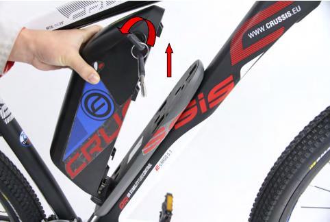 MONTÁŽ A DEMONTÁŽ BATÉRIE Batéria je umiestnená uprostred rámu bicykla. K demontáži batérie je nutné otočiť kľúčom doľava (proti smeru hod. ručiček).