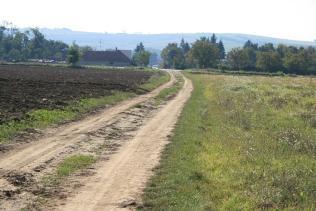 Úsek poľnej cesty PC-5a vychádza z areálu poľnohospodárskeho podniku po poľnú cestu PC-3 (foto 80 a 81).