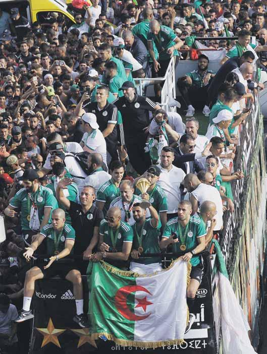 Okrem APN dominoval s Manchestrom City v Premier Do konca duelu už žiaden ďalší gól nepadol, takže futbalisti Alžírska sa druhý raz v histórii a prvýkrát po dlhých 29 rokoch tešili z triumfu na