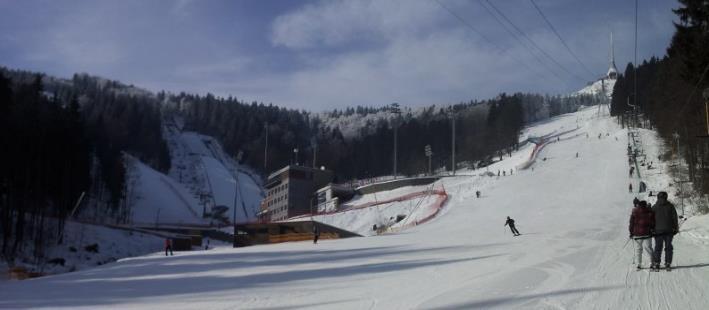 viac ako 600m CZK 9,2 km lyžiarskych zjazdoviek, 3 lanovky Max. prepravná kapacita: 11 tis.