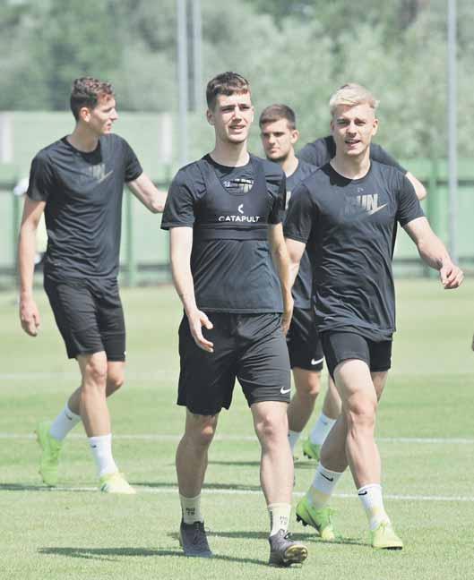 Prípravu na nový ligový ročník odštartovali hráči MŠK včera predpoludním, keď absolvovali úvodnú tréningovú jednotku na prírodnom povrchu v Budatíne.