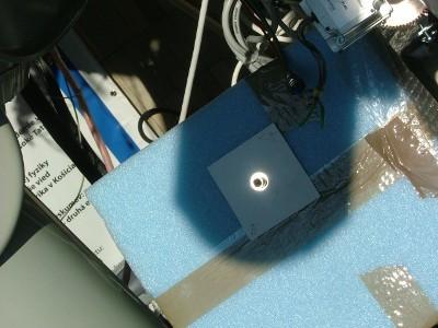 koronograf (v strede), obraz slnečného disku na prednej stene krabice prístroja SCD (vpravo).