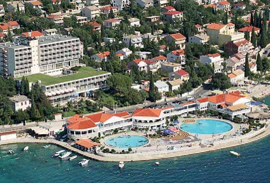 I Crikvenica - Selce Hotel ESPLANADE Hotel sa nachádza priamo na pláži a od centra živého letoviska Crikvenica je vzdialený len 300 m.