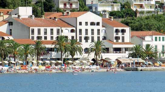 I Podgora Hotel SIRENA + Hotel sa nachádza na severnom okraji letoviska, priamo pri pláži, v príjemnom tichšom prostredí, neďaleko centra vzdialeného cca 500 m, kam sa dostanete krátkou