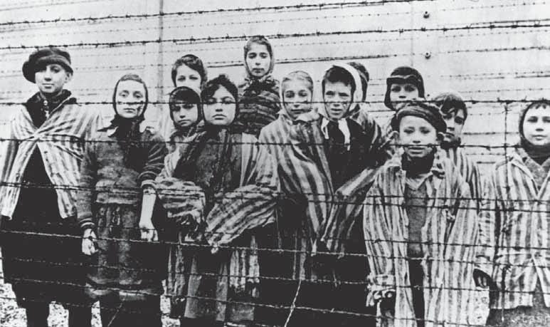 ZO SVETA, Z DOMOVA 15 MEMENTO RÓMSKEHO HOLOKAUSTU V bývalom nacistickom tábore Auschwitz-Birkenau pri poľskom Osvienčime si v piatok pripomenuli často opomínaný rómsky holokaust.
