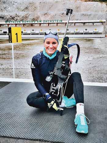 Paulína Fialková na tréningu v Ruhpoldingu s plnou výzbrojou. FOTO FACEBOOK (pf) Novú pažbu na biatlonovej malokalibrovke otestovala už na júnovom sústredení v Ramsau.