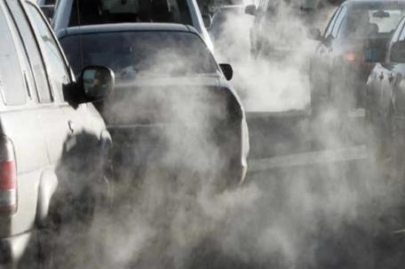 DOPRAVA K znečisťovaniu ovzdušia prispievajú aj emisie zo spaľovacích motorov automobilov.