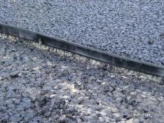Na zarezanú hranu asfaltového koberca sa samolepiacou stranou nalepí páska. 3.