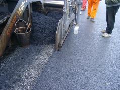 Zavalcovaním presah pásky vodotesne zapečatí pružný spoj dvoch asfaltových kobercov.