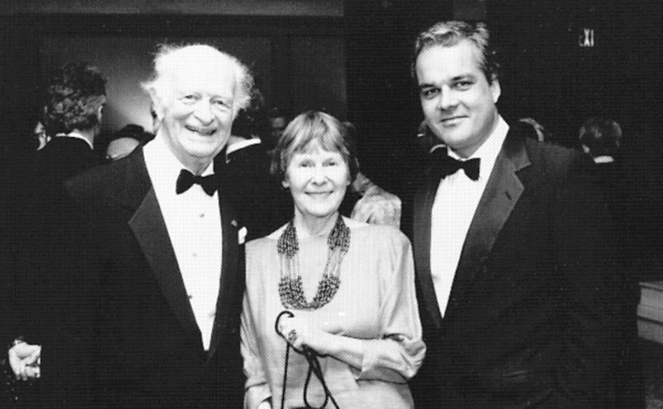 PREČO ZVIERATÁ NEDOSTANÚ SRDCOVÝ INFARKT, ALE ĽUDIA ÁNO Moja spolupráca a priateľstvo s dvojnásobným nositeľom Nobelovej ceny Linusom Paulingom (vľavo) bola taká úzka, že ma (vpravo) Pauling
