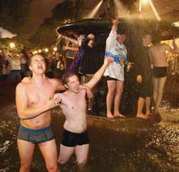Priamo na letiskovej ploche dokrivkal k tímu Fínski fanúšikovia sa kúpali vo fontáne. FOTO YLE.FI Čerství majstri sveta pred 50-tisícovým davom v parku Kaisaniemi.