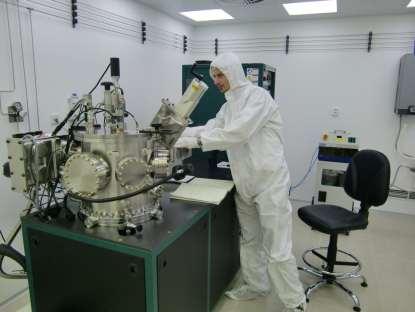 Laboratórium nanotechnologií s čistým prostredím umožňuje prípravu a sledovanie vzoriek na atomárnej úrovni Jednu z ťažiskových oblastí predstavuje výskum vlastností sklom potiahnutých magnetických