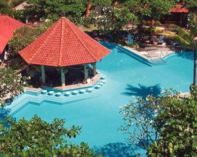 Okolie hotela je nádhernou tropickou záhradou a k dispozícii okrem mora a pláže sú aj dva bazény. Izby sú štandardne vybavené klimatizáciou, trezorom, kúpeľňou, minibarom, fénom.