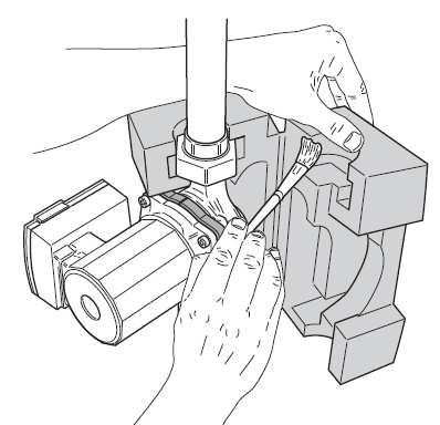 INŠTALÁCIA 6 Obr. 6.4: Vyčistenie prírub Obr. 6.5: Pásiky Armaflexu uložiť na prírubu motora Prírubu motora čerpadla a pásiky Armaflexu vyčistiť špeciálnym čističom pre Armaflex.
