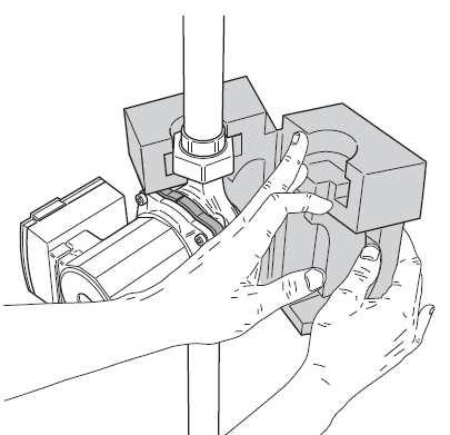 Prstom vyskúšať čas odvetrania Pásiky Armaflexu bez ťahu, primeraným tlakom starostlivo uložiť centricky na príruby motora Pásiky nechať prekryť cca. 10 mm.