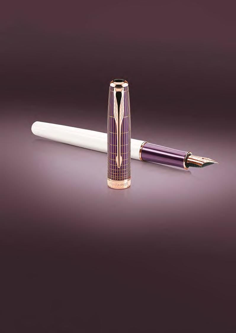 Contort Purple Ciselé Pero z ušľachtilej ocele zdobené perleťovým lakom.