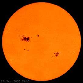 Fakulové polia Fakulové polia sú jasnejšie miesta na slnečnom disku, sú asi