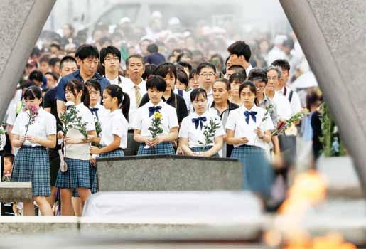 ZO SVETA, Z DOMOVA 15 BOMBA, KTORÁ ZMENILA SVET Obyvatelia japonského mesta Hirošima a spolu s nimi celá krajina si včera pripomenuli 74.