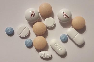 2.1.3. TABLETY Tablety (Tabulettae) sú tvarom definované tuhé, pevné výlisky z práškovitých alebo granulovaných liečivých a pomocných látok (tabletoviny).