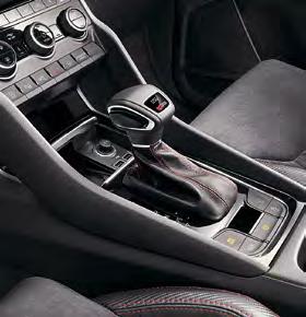 Na volante sa nachádza aj ovládanie virtuálneho kokpitu. Impozantné ovládanie automobilu ešte viac zvýrazňuje progresívne riadenie.