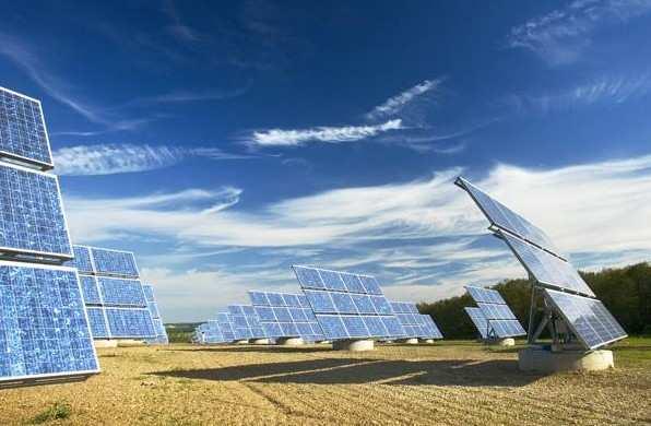Trh solárnych trackerov Solárne tracker sú systémy, ktoré natáčajú solárne panely za slnkom, čím zvyšujú ich energetický výstup o 15 až 55% oproti stacionárnym systémom.