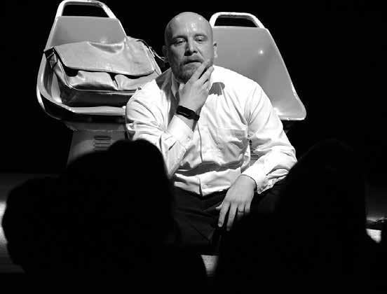 Hra rakúskeho autora Petra Handkeho "Podzemné blues" v prevedení divadelného súboru Homo Fuge je skvelým hereckým koncertom Michala Vidana v úlohe Divokého muža.