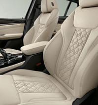Športové sedadlá s výraznými bočnicami a BMW Individual rozšíreným koženým čalúnením Merino Ivory White udeľujú interiéru vysoko elegantný zjav.