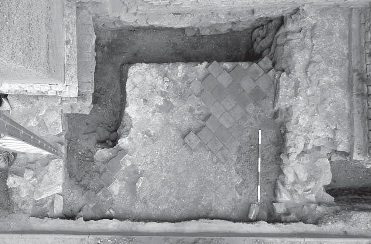 Obr. 11. Interiér starej sakristie s tehlovou dlažbou pristavanej zo severnej strany k presbytériu (sonda 14). Foto P.