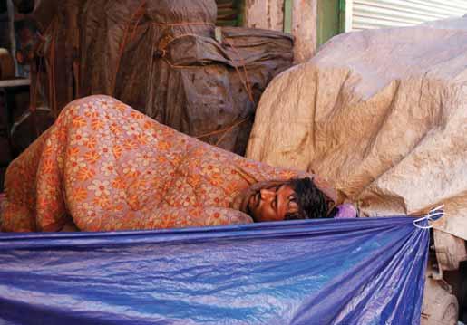 ZO SVETA, Z DOMOVA 17 PREŽÍVAJÚ NA ULICI Asi 800 miliónov ľudí v Indii žije v biede, mnoho z nich sa sťahuje do veľkých miest pri hľadaní obživy a často končia na ulici.