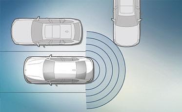 Táto funkcia odhaľuje prekážky po stranách vozidla a upozorní na ne vizuálne aj akusticky.