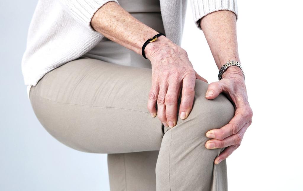 Príčiny bolesti kolenného kĺbu Bolesť kolenného kĺbu najčastejšie spôsobuje artróza. Artrózou nazývame súhrn zmien v oblasti kĺbu v dôsledku opotrebovania, úrazu, zápalu a vrodených vývojových chyb.