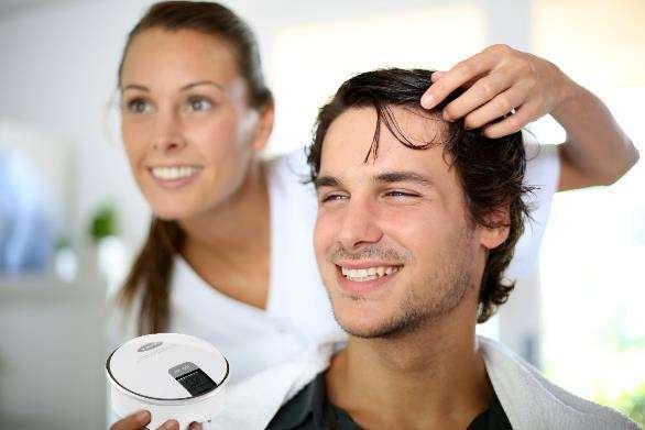 Príklad použitia masáž hlavy Pokyny: Chyťte prstenec na uzavretie obvodu Multifunkčného prístroja na masáž hlavy a prečesávajte hlavu 15 až 30 minút jeden alebo
