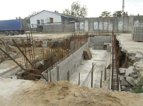 Obr. 3 Základy betonárky Obr. 4 Výroba nôh cementačných síl Obr.