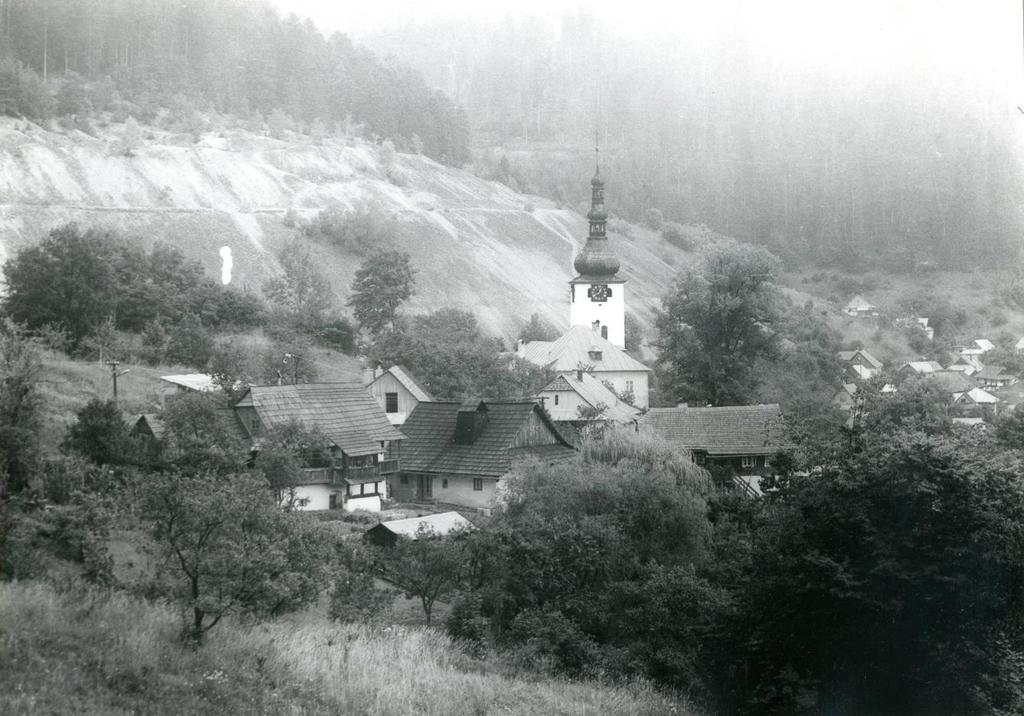 HF17. Pohľad na obec zo severozápadu, vľavo s r. k. kostolom Premenenia Pána a haldou Maximilián, 1980.