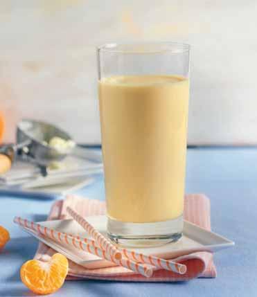 Klementínkový kokteil s vanilkovou zmrzlinou 6 klementínok 100 g vanilkovej zmrzliny šťava z ½ limetky 80 ml mlieka Klementínky