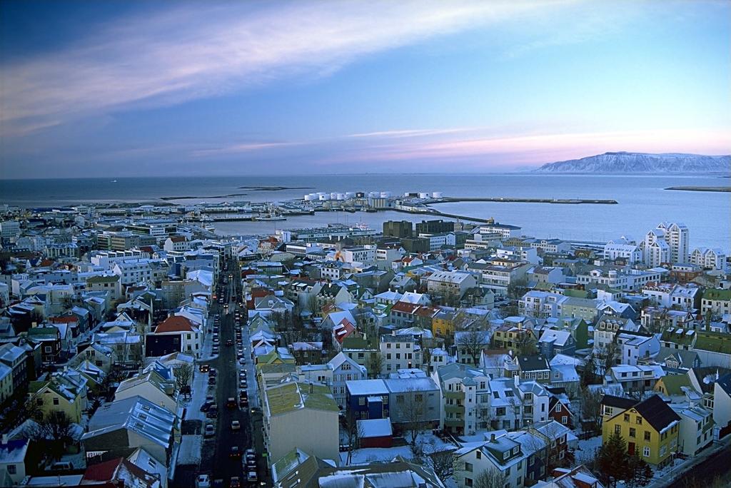 Reykjavík hlavné mesto Islandu Hospodárstvo a priemysel najväčší význam pre hospodárstvo ostrova má more, najväčším prírodným bohatstvom sú ryby, najdôležitejším hospodárskym odvetvím je rybolov,