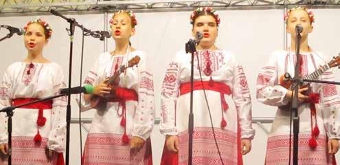 No a po týchto nádejných talentoch sa na pódiu objavili už skúsené sestry Bacmaňákové, ktoré zahrali a zaspievali piesne z mnohých regiónov Slovenska.
