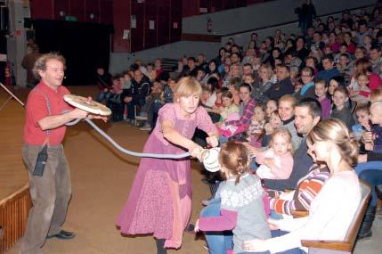 Približne 300 detí sa aj s rodičmi prišlo pozrieť na skvelé divadielko PASKUDÁRIUM v podaní Ely a Hopa.