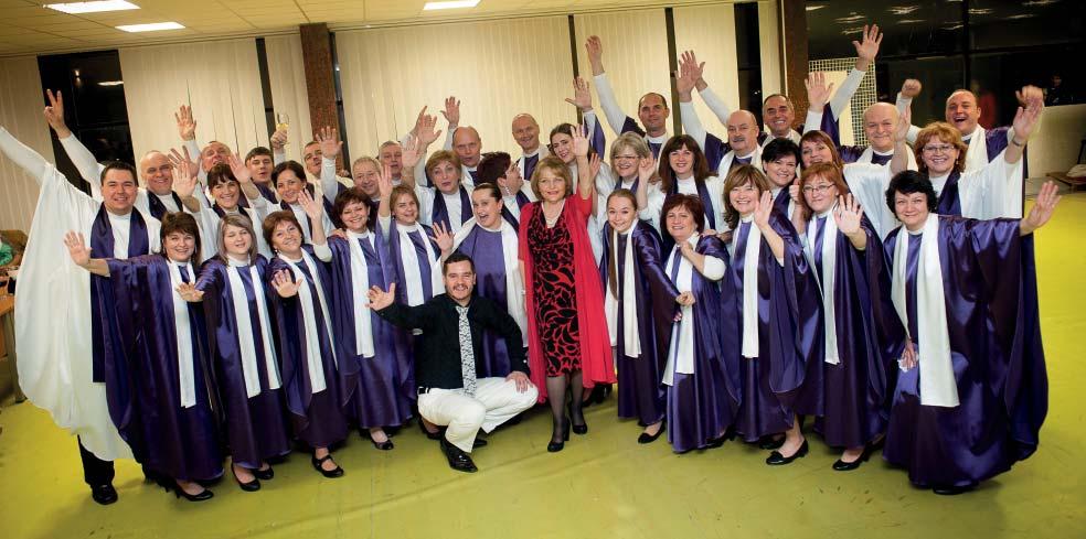8 VIANOČNÝ ŠPECIÁL December 2015 Veľká gospelová rodina - The Gospel Family Členovia zboru The Gospel Family so slovenskou divou Janou Kocianovou.