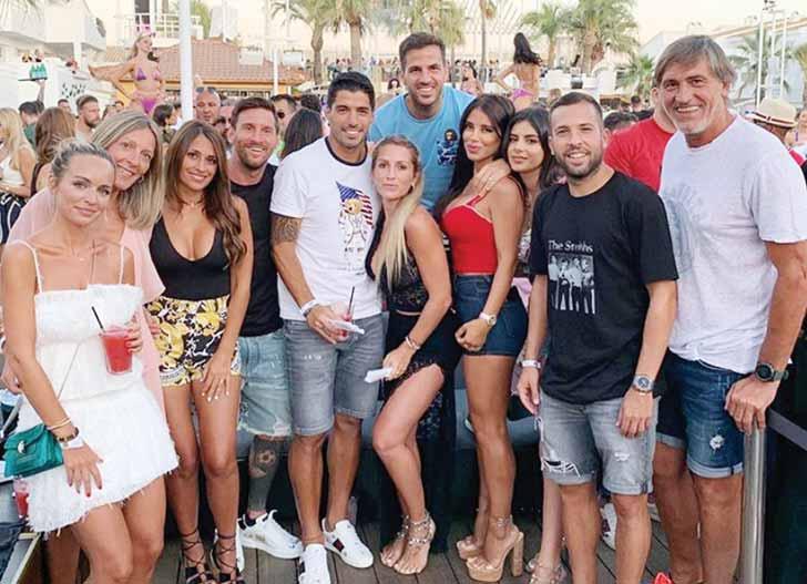 KALEIDOSKOP utorok 0.. 019 Messi (štvrtý zľava), Suarez (piaty zľava) a Fabregas (v modrom tričku) v spoločnosti manželiek a priateľov na Ibize.
