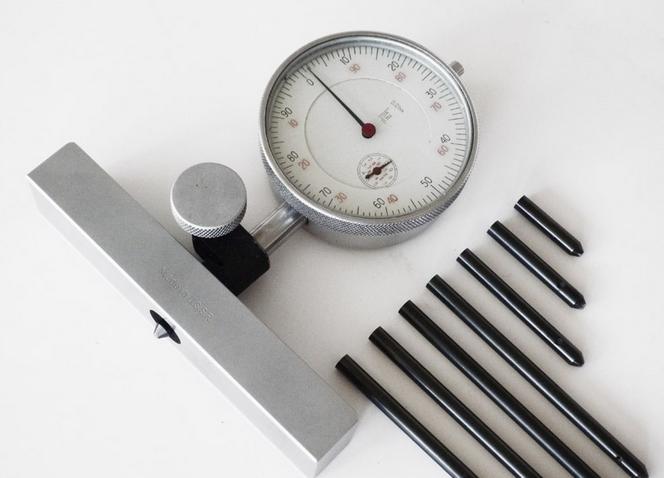 Pre presnejšie meranie slúži mikrometrický hĺbkomer, ktorý ponúka rovnako ako štandardný strmeňový mikrometer presnosť 0,01 mm. Týmito meradlami je možné merať absolútne hodnoty hĺbok.