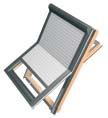 Použitím širšej látky je docielené efektívneho zatienenia okna aj v pootvorenej polohe.