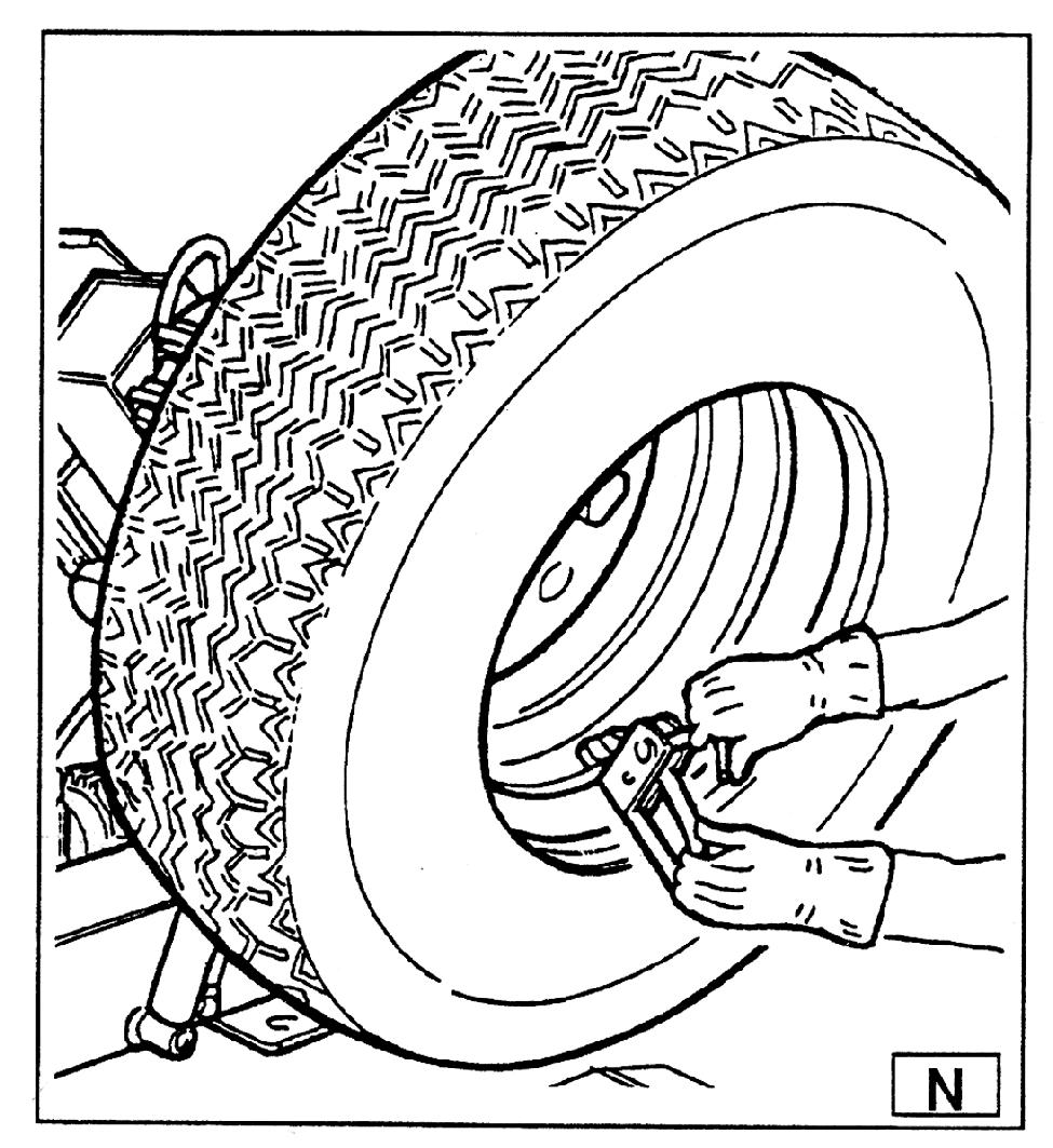5) Zodvihnite disk s pneumatikou zahákovanou k nemu a otočte v protismere hodinových ručiček zhruba o 15 20 cm. Pneumatika sa umiestni naklonená cez disk.