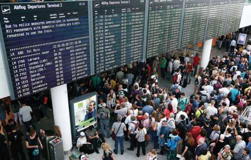 ZO SVETA, Z DOMOVA 19 NA HODINY PARALYZOVANÉ LETISKO Nemecká polícia včera zatkla na letisku v Mníchove cestujúceho, z krajiny, ktorá nepatrí do Európskej únie, pretože opustil terminál cez núdzový