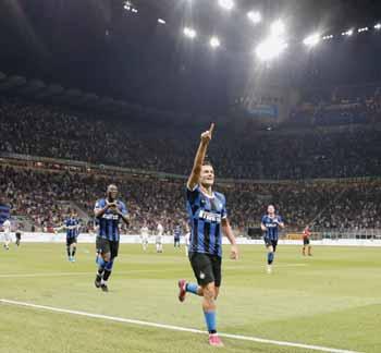 dvojicou Danilo D Ambrosio - Andrea Ranocchia. Milan Škriniar bol v akcii v 13. min, keď brankár Interu Samir Handanovič vybehol mimo šestnástku, aby v sklze obral o loptu Gianlucu Lapadulu.