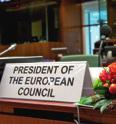 decembra 2009, sa uvádza, že Rada má zasadať dvakrát za šesť mesiacov (v zásade) v Bruseli. Ak sa v zmluvách neustanovuje inak, jej rozhodnutia sa prijímajú konsenzom.