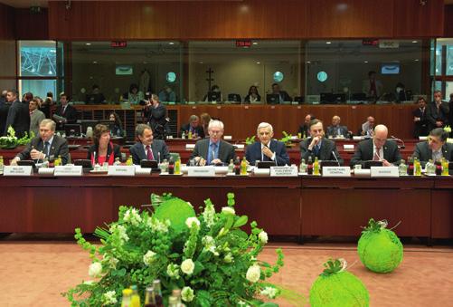 Európska únia Prvé formálne zasadnutie Európskej rady, ktorému predsedal Herman Van Rompuy (25. a 26.