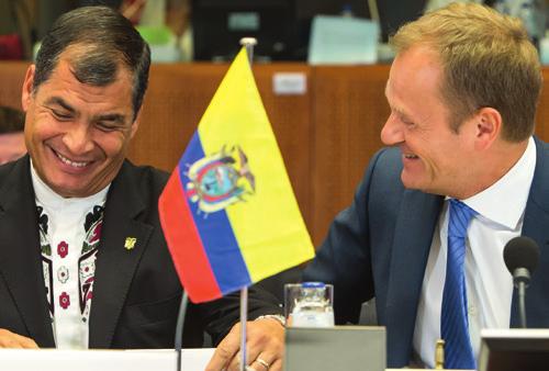 Európska únia Prezident Ekvádoru a dočasný predseda CELAC-u Rafael Correa a predseda Európskej rady Donald Tusk na slávnostnom ukončení samitu EÚ CELAC (10. a 11.