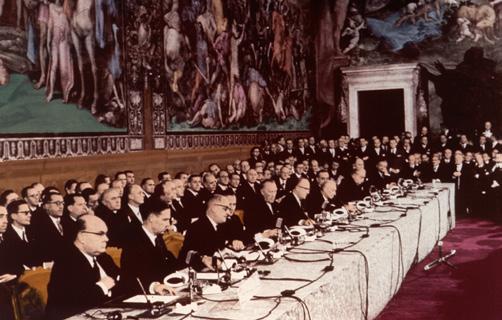 Európska únia Slávnostné podpisovanie Zmluvy o EHS a Zmluvy o ESAE v Sala degli Orazi e Curiazi v Ríme, Taliansko (25. marca 1957) MVK pre spoločný trh a Euratom zriadili v Bruseli 26.