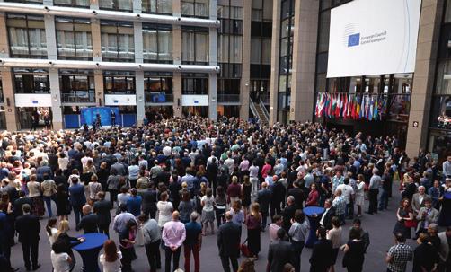 Európska únia Zamestnanci generálneho sekretariátu počas slávnostného aktu odovzdávania funkcie medzi generálnym tajomníkom Rady Uwem Corsepiusom a Jeppem Tranholmom-Mikkelsenom (17.